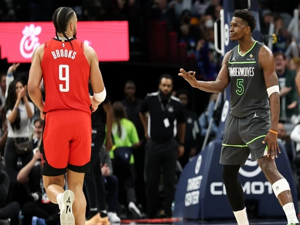 Anthony Edwards dan Dillon Brooks terlibat adu mulut yang seru selama pertandingan Kamis malam antara Minnesota Timberwolves dan Houston Rockets