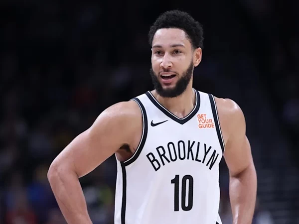 Ben Simmons telah menyetujui pembelian kontrak dengan Brooklyn Nets dan bermaksud untuk menandatangani kontrak dengan LA Clippers setelah melewati proses waiver