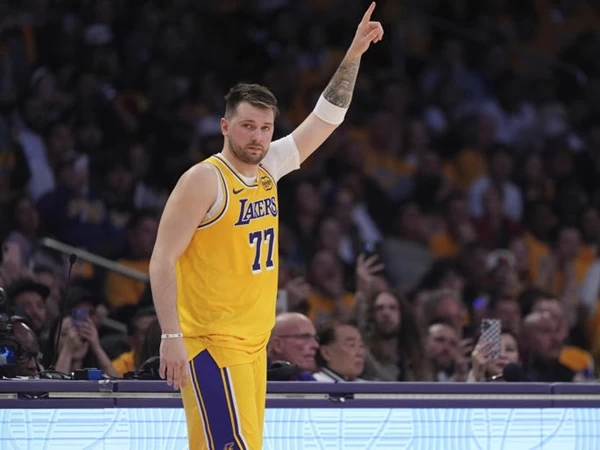 Los Angeles Lakers mengejutkan dunia NBA ketika mereka mencapai kesepakatan dengan Dallas Mavericks untuk mendapatkan bintang berusia 25 tahun Luka Doncic.