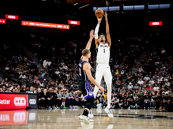 Kabar buruk mendatangi salah satu tim ternama di konferensi barat NBA yaitu San Antonio Spurs. Mereka harus rela kehilangan Victor Wembanyama hingga akhir musim karena mengalami trombosis vena dalam