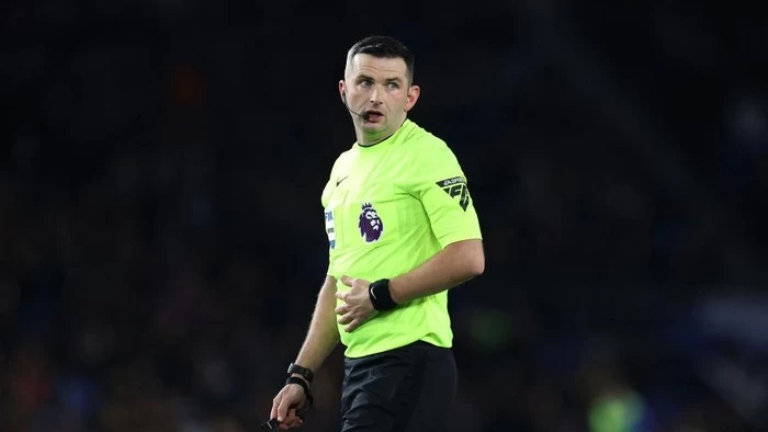 Michael Oliver Diparkir usai Insiden Mateta di Piala FA