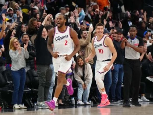 Kawhi Leonard berdiri di ujung lapangan, membiarkan detik-detik berlalu. Dia menggiring bola ke kanan, lalu berbalik dan bergerak melintasi area pertahanan. Saat pertahanan lawan runtuh, ia melepaskan tembakan hook kiri.