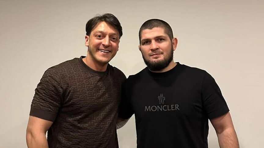 Heboh Postur Tubuh Mesut Ozil Saat Berjumpa Khabib Nurmagomedov: Sama-Sama Berotot