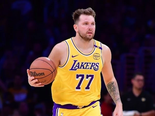 Dengan tiga pemain inti yang absen termasuk LeBron James, Los Angeles Lakers sangat bergantung pada Luka Doncic untuk memikul beban ofensif melawan Milwaukee Bucks.