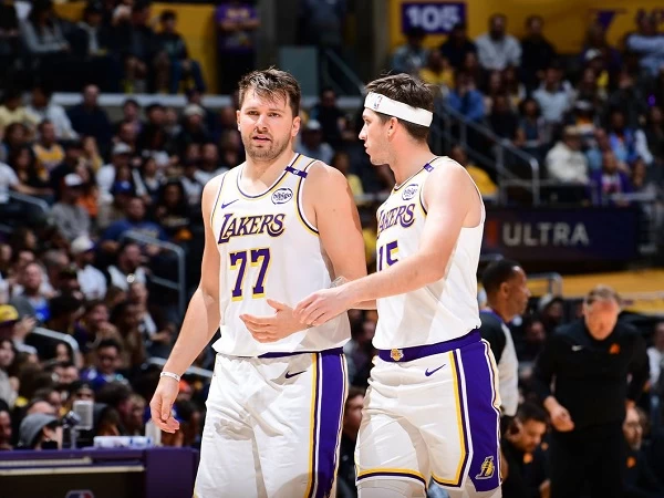 Pebasket asal Slovenia yaitu Luka Doncic mulai kembali bermain di laga antara Los Angeles Lakers versus Phoenix Suns, Minggu (16/3) waktu setempat. Doncic pun sukses membantu Lakers menang dengan skor akhir 107-96.