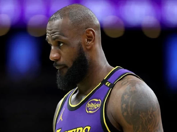 LeBron James, yang absen selama seminggu terakhir karena cedera pangkal paha yang dideritanya akhir pekan lalu saat melawan Boston Celtics, akan absen setidaknya selama seminggu lagi, menurut ESPN.